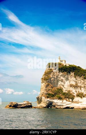 Kap Miseno mit seinem Leuchtturm im Golf von Pozzuoli Stockfoto