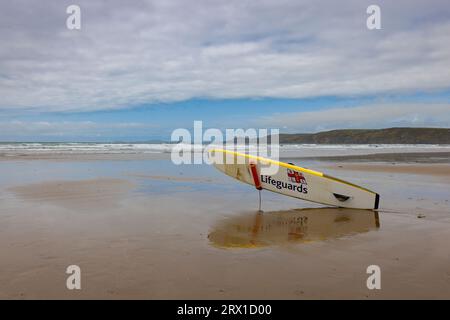 Surfbrett für Rettungsschwimmer am Newgale Beach, geeignet für Kitesurfbretter Stockfoto