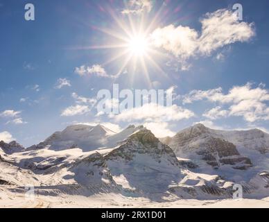 Winter Mountains an einem sonnigen Tag, Alberta, Kanada Stockfoto