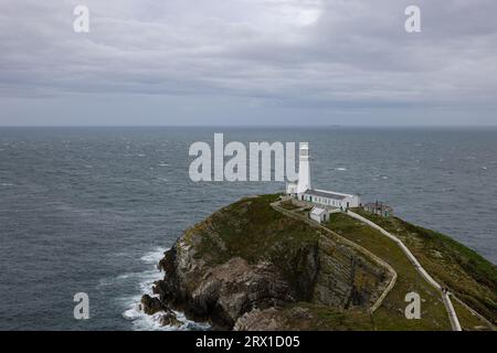 South Stack Lighthouse an der dramatischen Nordwestküste von Holy Stockfoto