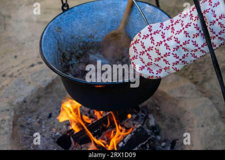 Grill mit Kettle Gulash im Garten Stockfoto