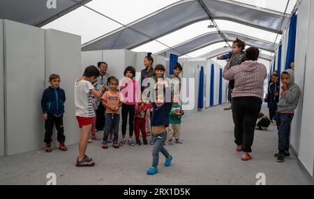 Mammendorf, Deutschland. September 2023. Kinder mit ihren Eltern aus der Ukraine stehen zwischen den Wohnbereichen des ersten Anlaufhafens in Mammendorf, nordwestlich von München. Quelle: Peter Kneffel/dpa/Alamy Live News Stockfoto