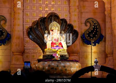 20. September 2023, Pune, Maharashtra, Indien, wunderschöne Skulptur von Lord Ganesh, genannt Tambdi Jogeshwari Ganpati während des Ganesh Festivals. Stockfoto