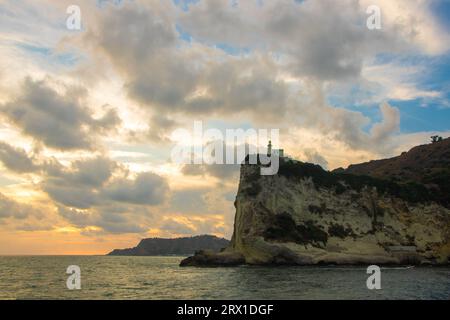 Kap Miseno und sein Leuchtturm im Golf von Pozzuoli Stockfoto