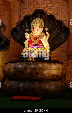 20. September 2023, Pune, Maharashtra, Indien, wunderschöne Skulptur von Lord Ganesh, genannt Tambdi Jogeshwari Ganpati während des Ganesh Festivals. Stockfoto