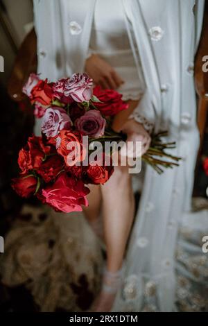 Braut mit Art déco-Diamant-Ring für Rosenstrauß. Stockfoto