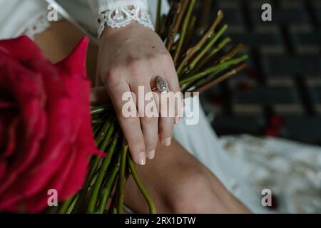 Braut mit Art déco-Diamant-Ring für Rosenstrauß. Stockfoto
