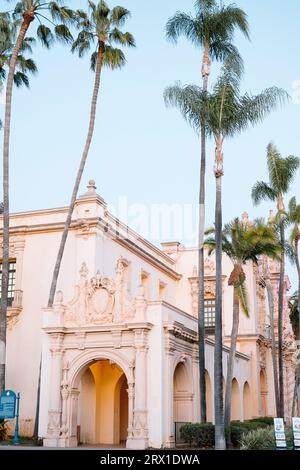 35-mm-Film: Spanisches Gebäude, Palmen, Balboa Park, San Diego. Stockfoto
