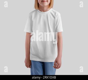 Weiße T-Shirt-Vorlage auf einem posierenden Kind, für Design, Druck, Muster, Werbung, Vorderansicht. Produktfotografie. Mockup mit lässigem Kinderhemd isola Stockfoto