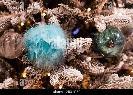 Neujahrsdekoration aus blauen Federn auf dem Weihnachtsbaum Stockfoto