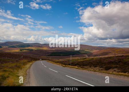 Fantastische Straße im Cairnwell Pass in den Scottish Highlands, Scotl Stockfoto