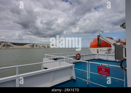 Die Fähre fährt vom Hafen Dover, Großbritannien Stockfoto