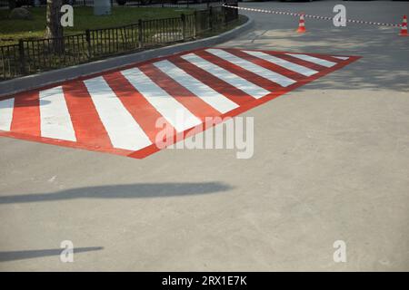 Parkplatz für Feuerwehrleute. Asphalt ist in Streifen lackiert. Stockfoto