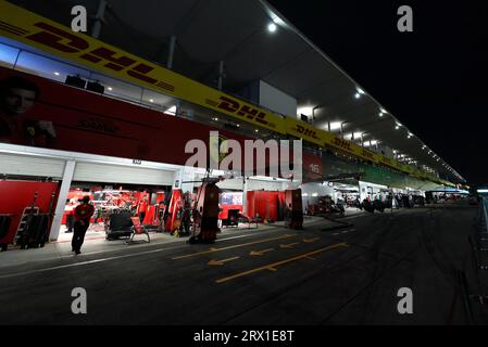 Suzuka, Japan. September 2023. Ferrari Boxengaragen in der Nacht. Formel-1-Weltmeisterschaft, Rd 17, Grand Prix von Japan, Freitag, 22. September 2023. Suzuka, Japan. Quelle: James Moy/Alamy Live News Stockfoto