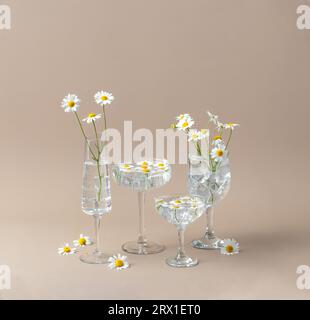 Gänseblümchen In Weinglas Auf Dem Tisch. Sommercocktails. Stockfoto