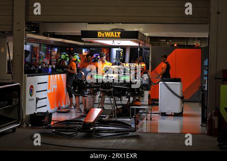 Suzuka, Japan. September 2023. McLaren Boxengaragen in der Nacht. Formel-1-Weltmeisterschaft, Rd 17, Grand Prix von Japan, Freitag, 22. September 2023. Suzuka, Japan. Quelle: James Moy/Alamy Live News Stockfoto