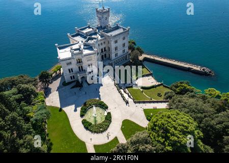 Eine Luftaufnahme des Miramare Schlosses im malerischen Golf von Triest in Italien, die an einem hellen Tag festgehalten wird Stockfoto