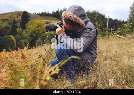 Der Fotograf fotografiert die Natur in den Bergen Stockfoto