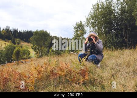 Der Fotograf fotografiert die Natur in den Bergen Stockfoto