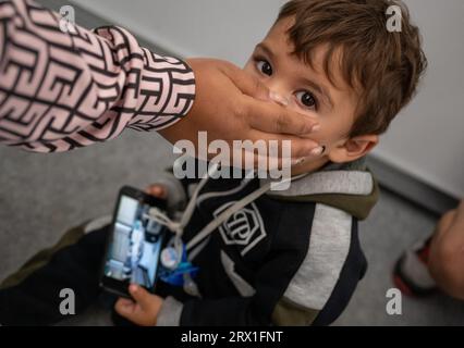 Mammendorf, Deutschland. September 2023. Kinder mit ihren Eltern aus der Ukraine stehen zwischen den Wohnbereichen des ersten Anlaufhafens in Mammendorf, nordwestlich von München. Quelle: Peter Kneffel/dpa/Alamy Live News Stockfoto