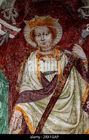 Die frühchristliche Heilige Katharina von Alexandria, mit einem Schwert, Symbol ihres Martyriums. Detail des spätgotischen Freskos in der Franziskanerkirche in Lienz, Osttirol, Österreich. Einer von zwei ehemaligen Altarbildern, die um 1440 von Nikolaus Kenntner, einem Lienzer Künstler, gemalt wurden. Stockfoto