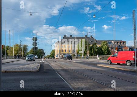 Blick von der Hauptstraße Drottninggatan im frühen Herbst in der Stadt Norrkoping in Richtung Brücke Saltängsbron. Norrkoping ist eine historische Industriestadt. Stockfoto