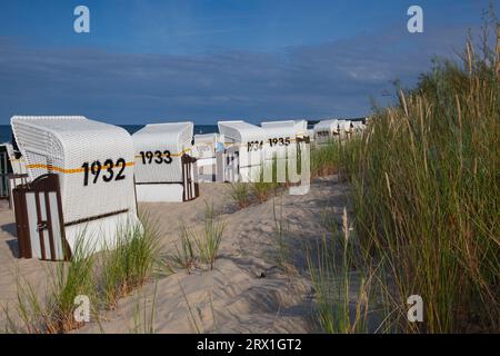 Typische Liegen am Strand, Ostseeküste, Deutschland. Stockfoto