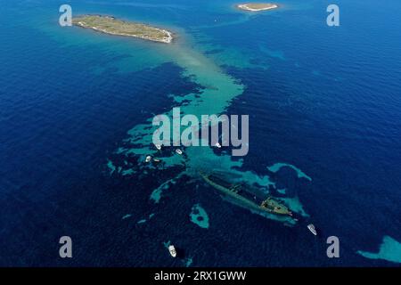 Veli Rat, Kroatien. September 2023. Am nordwestkap von Dugi Otok, unweit des Leuchtturms Veli Rat, liegt das Wrack des italienischen Frachtschiffes Michelle, das ein vier Jahrzehnte altes Geheimnis verbirgt. Fotos aufgenommen am 15. September 2023. Michelle, ein Schiff mit Kunstdünger, lief im Mai 1983 auf Grund. Foto: Sime Zelic/PIXSELL Credit: Pixsell/Alamy Live News Stockfoto