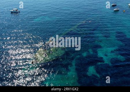 Veli Rat, Kroatien. September 2023. Am nordwestkap von Dugi Otok, unweit des Leuchtturms Veli Rat, liegt das Wrack des italienischen Frachtschiffes Michelle, das ein vier Jahrzehnte altes Geheimnis verbirgt. Fotos aufgenommen am 15. September 2023. Michelle, ein Schiff mit Kunstdünger, lief im Mai 1983 auf Grund. Foto: Sime Zelic/PIXSELL Credit: Pixsell/Alamy Live News Stockfoto