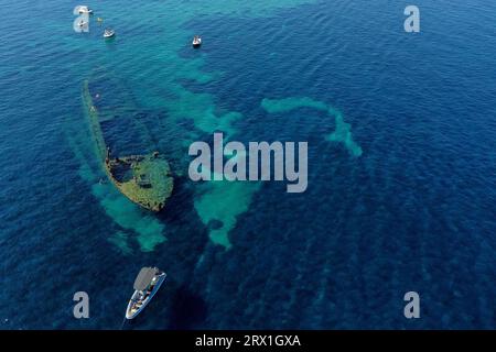 Veli Rat, Kroatien. September 2023. Am nordwestkap von Dugi Otok, unweit des Leuchtturms Veli Rat, liegt das Wrack des italienischen Frachtschiffes Michelle, das ein vier Jahrzehnte altes Geheimnis verbirgt. Fotos aufgenommen am 15. September 2023. Michelle, ein Schiff mit Kunstdünger, lief im Mai 1983 auf Grund. Foto: Sime Zelic/PIXSELL Credit: Pixsell/Alamy Live News Stockfoto