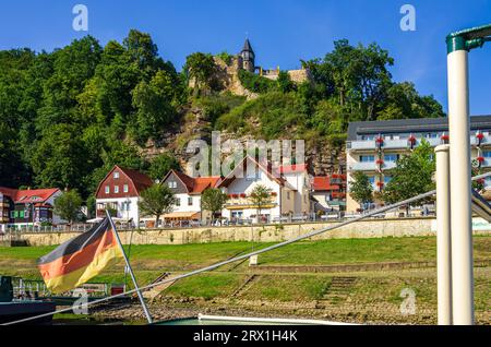 Malerische Kulisse des Kurortes Rathen mit Blick auf das Elbsandsteingebirge, Sächsische Schweiz, Sachsen, Deutschland. Stockfoto