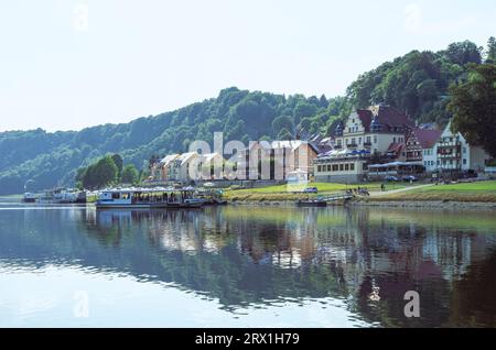 Malerische Elblandschaft und Kulisse der Stadt Wehlen mit Blick auf das Elbsandsteingebirge, Sächsische Schweiz, Sachsen, Deutschland. Stockfoto