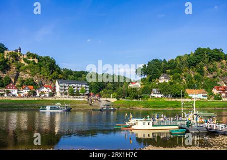 Malerische Elblandschaft und Kulisse der Kurstadt Rathen mit Blick auf das Elbsandsteingebirge, Sächsische Schweiz, Deutschland. Stockfoto