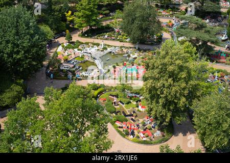 Luftaufnahme von Miniland in LEGOLAND Billund, Dänemark, mit Szenen von Städten aus LEGO, mit Pflanzen, Bäumen und Pfaden um sie herum. Stockfoto