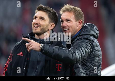 München, Deutschland. November 2022. Fußball: Bundesliga, FC Bayern München - SV Werder Bremen, 14. Spieltag in der Allianz Arena. Bayerns damaliger Trainer Julian Nagelsmann (r) und sein damaliger Trainer Benjamin Glück kommen vor dem Spiel im Stadion an. Nagelsmann wird neuer Nationaltrainer. Der ehemalige Trainer des FC Bayern München erhält bis Ende Juli 2024 einen Vertrag als Nachfolger von Hansi Flick, wie der Deutsche Fußballverband am Freitag mitteilte. Benjamin Glück und der ehemalige Nationalstürmer Sandro Wagner werden Nagelsmann als Co-Trainer unterstützen. Quelle: Sven Hoppe/dpa/Alamy Live News Stockfoto