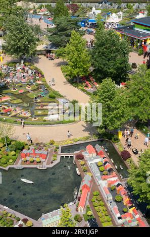 Luftaufnahme von Miniland in LEGOLAND Billund, Dänemark, mit Szenen von Städten aus LEGO, mit Pflanzen, Bäumen und Pfaden um sie herum. Stockfoto