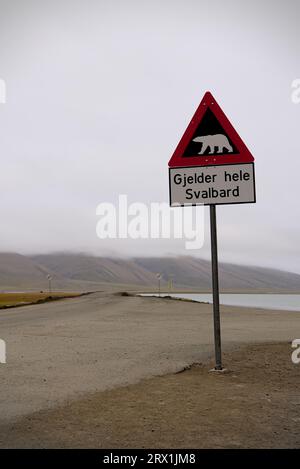 Ein Warnschild vor Eisbären, das das Ende der Sicherheitszone in Longyearbyen, Svalbard, Norwegen an einem bewölkten Tag markiert Stockfoto