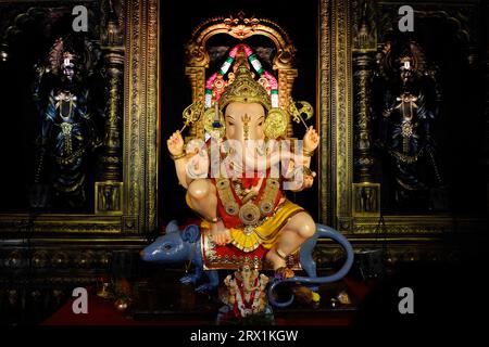 22. September 2023, Pune, Maharashtra, Indien, wunderschönes Idol von Lord Ganesh, installiert von Guruji Talim Ganpati während des Ganesh Festivals 2023. Stockfoto