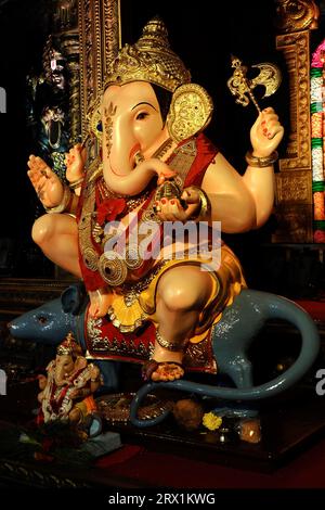 22. September 2023, Pune, Maharashtra, Indien, wunderschönes Idol von Lord Ganesh, installiert von Guruji Talim Ganpati während des Ganesh Festivals 2023. Stockfoto