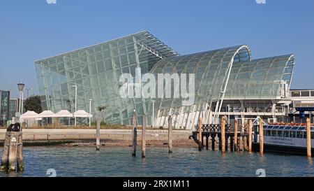 Venedig, Italien - 19. Dezember 2012: Bahnhof Arch Glass Structure im City Port sonniger Wintertag. Stockfoto