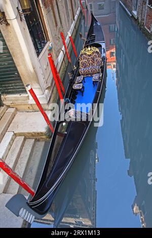 Venedig, Italien - 19. Dezember 2012: Luxus-Gondelboot im Narrow Canal im Stadtzentrum. Stockfoto