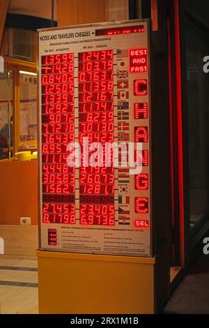 Venedig, Italien - 18. Dezember 2012: Rote LED-Nummern Währungskurs elektronische Tafel Anzeige Geldwechsel Büro in der Nacht. Stockfoto