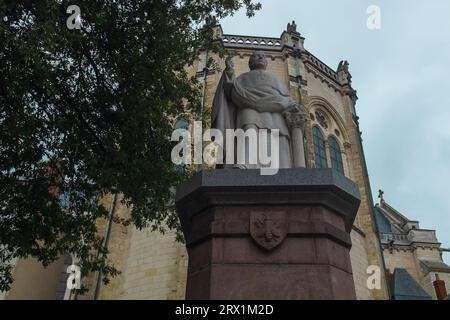 Angers, Frankreich, 2023. Die Steinstatue von Charles-Emile Freppel, Bischof und Politiker aus dem 19. Jahrhundert, wurde hinter der Kathedrale Place Sainte-Croix errichtet Stockfoto