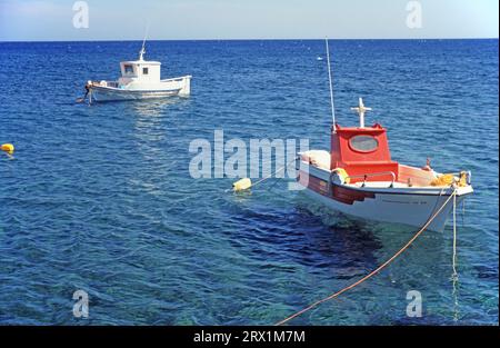 2 Fischkutter an Bojen inm klares Wasseran der Südküste bei Akrotiri, (Santorin) * zwei Fischerboote liegen in klarem Wasser nahe Akrolon, Thira Stockfoto