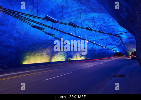 Blaues Licht im Inneren des unterirdischen Laerdal-Tunnels, dem längsten Straßentunnel der Welt in Norwegen Stockfoto