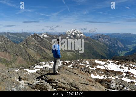 Bergsteiger mit Blick auf den Gipfel der Habicht in den Stubaier Alpen mit Neuschnee, von der Schneespitze aus gesehen, Südtirol, Italien Stockfoto