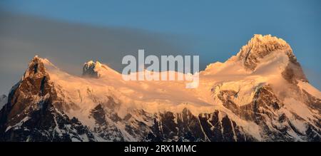 Der Gletscher und Gipfel des Cerro Paine Grande bei Sonnenaufgang, Torres del Paine Nationalpark, Patagonien, Chile Stockfoto