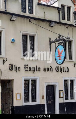 Blick auf den Eagle and Child Pub in St. Giles, Oxford. Der berühmte Pub wurde von Schriftstellern wie Tolkein, CS Lewis und einer literarischen Gruppe namens Inklings besucht. Stockfoto