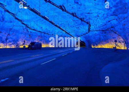 Blaues Licht im Inneren des unterirdischen Laerdal-Tunnels, dem längsten Straßentunnel der Welt in Norwegen Stockfoto