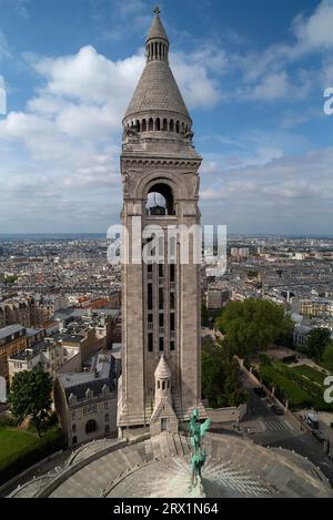 Glockenturm der Basilika Sacre-Coeur, Kirche in Motmartre, Paris, Frankreich Stockfoto